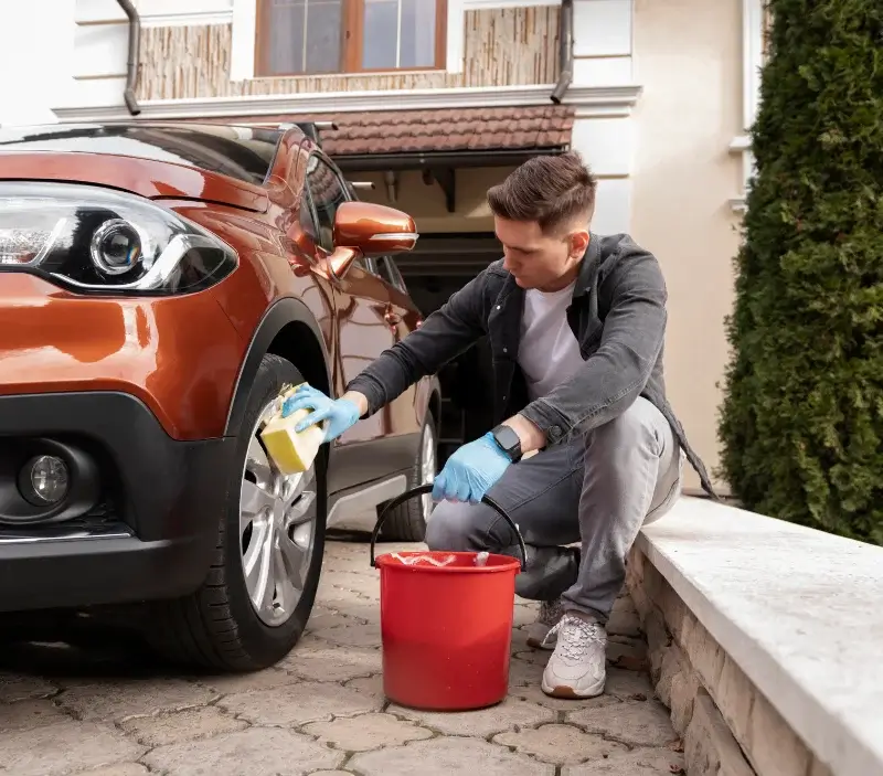 Lavage auto à domicile Flers : professionnel intervenant sur un véhicule